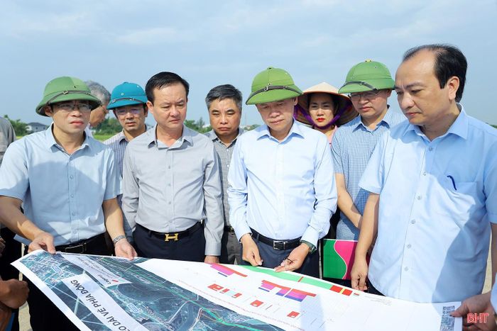 Đồng chí Nguyễn Hồng Lĩnh - Phó Bí thư Thường trực Tỉnh ủy, Chủ tịch HĐND tỉnh cùng đoàn công tác kiểm tra tiến độ thi công Dự án đường Xô Viết Nghệ Tĩnh kéo dài về phía Đông. Ảnh chụp vào tháng 5/2026.