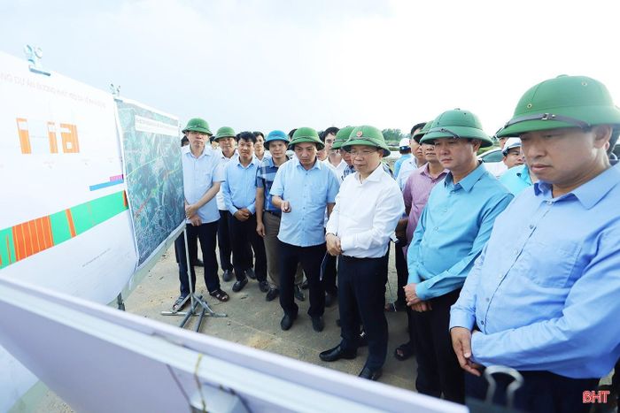 Đồng chí Nguyễn Duy Lâm - Ủy viên Trung ương Đảng, Bí thư Tỉnh ủy, Trưởng đoàn ĐBQH tỉnh cùng đoàn công tác của tỉnh kiểm tra tiến độ dự án giao thông trọng điểm trên địa bàn tỉnh. Ảnh chụp vào tháng 8/2025.