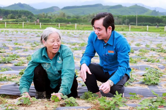 Ông Nguyễn Kim Tú xuống đồng động viên bà con chuyển đổi cây trồng, thay đổi tư duy sản xuất.