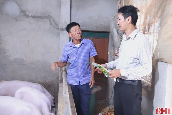 Ông Trần Thanh Trung (ngoài cùng bên phải) cùng lãnh đạo xã Thạch Lạc trao đổi với các chủ mô hình chăn nuôi hữu cơ trên địa bàn.