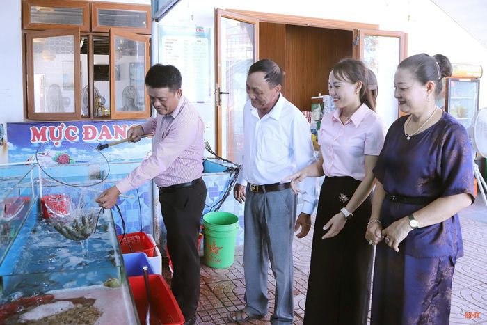 Chị Nguyễn Thị Cẩm Liên (thứ 2 từ phải sang trái) cùng các cán bộ thôn Phúc Hải thường xuyên tuyên truyền, vận động người dân nâng cao ý thức làm du lịch.