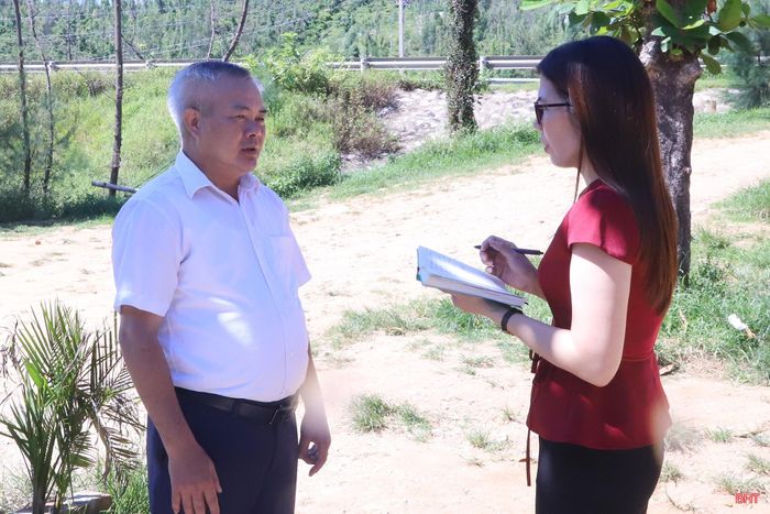 Ông Nguyễn Thành Chung trao đổi với phóng viên về chủ trương phát triển du lịch biển của địa phương.