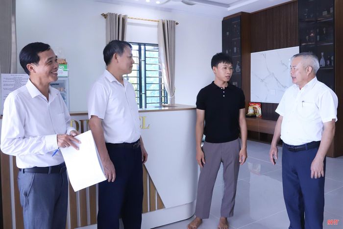 Ông Nguyễn Thành Chung - Phó Chủ tịch UBND xã Kỳ Xuân (ngoài cùng bên phải) cùng cán bộ xã Kỳ Xuân kiểm tra các nhà hàng, homestay trên địa bàn.