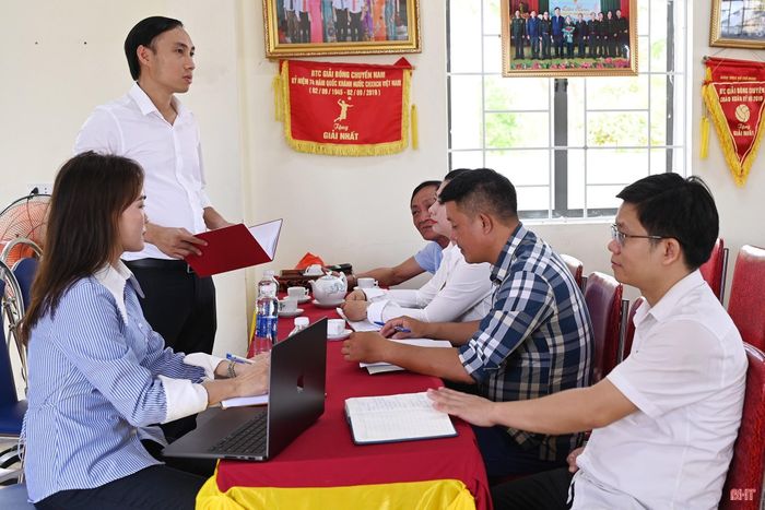  Lãnh đạo xã Thiên Cầm thường xuyên sâu sát, phối hợp chặt chẽ với đội ngũ cán bộ thôn để nắm bắt tình hình; tuyên truyền, vận động người dân làm du lịch bền vững. 