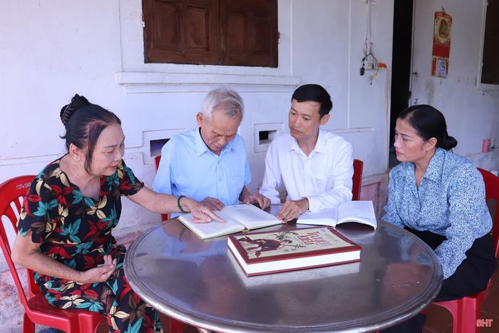  Ông Lê Thanh Bình (thứ 2 từ phải sang trái) tìm đến những nghệ nhân dân gian, những người am hiểu về văn hóa địa phương để học hỏi. 