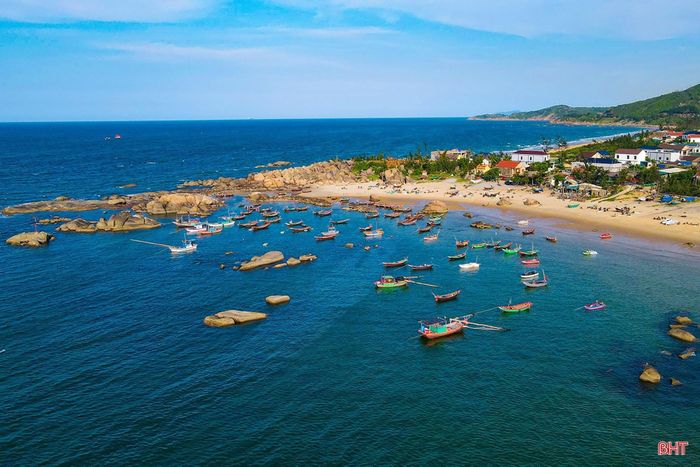 Biển Kỳ Xuân mang vẻ đẹp hoang sơ.