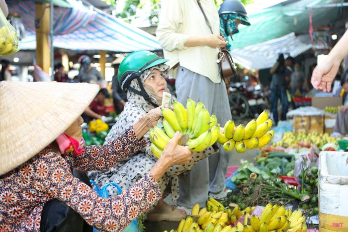 Sự kỹ càng trong lựa chọn vật phẩm dâng cúng tổ tiên khiến nhịp phiên chợ Rằm tháng Bảy có lúc chậm lại giữa dòng người bán, mua.