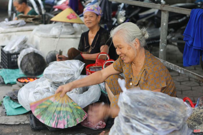 Người mua, người bán đều phấn khởi...