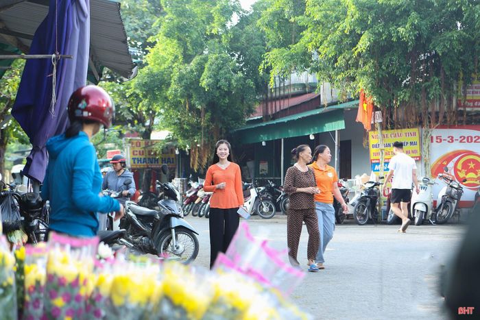 Từ các ngả đường, các bà, các chị hào hứng đến phiên chợ rằm.
