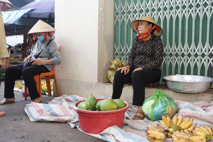 Không khí chợ rằm còn đến từ mỗi góc chợ, nơi các bà, các mẹ mang những sản vật "cây nhà, lá vườn" sau nhiều ngày chăm sóc, đợi rằm để bán được giá.