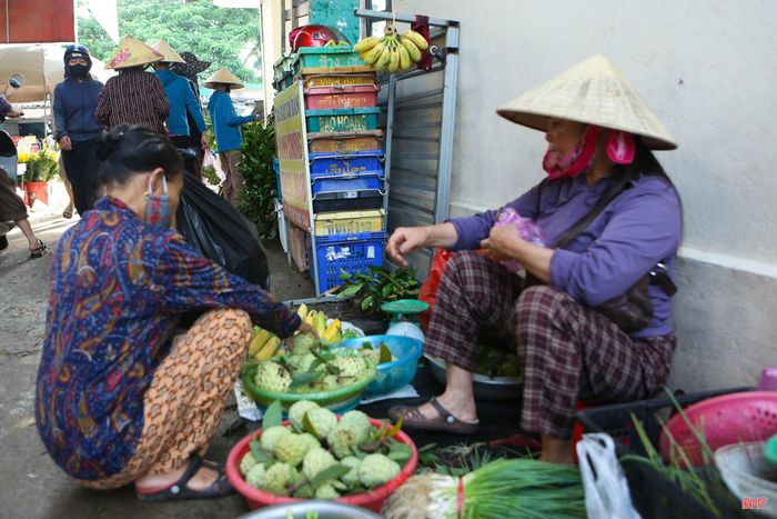 Bà Trần Thị Hà (trú thôn Thạch Châu, xã Mai Phụ) cho biết: "Tôi và nhiều người dân trong thôn cố gắng chăm sóc cây để cho quả chín vào dịp rằm. Các loại hoa quả không chỉ phải ngon, nhìn đẹp mà còn nguyên cuống lá thì mới bán được giá. Phiên chợ Rằm tháng Bảy mang lại nhiều thu nhập hơn nên ai cũng phấn khởi".