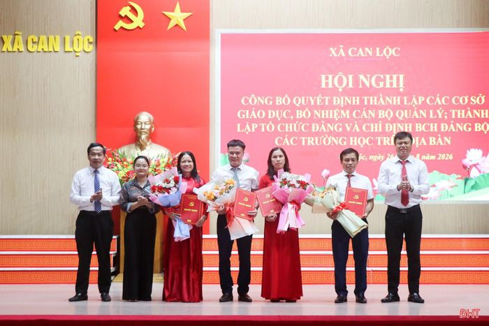 Lãnh đạo xã trao quyết định bổ nhiệm Hiệu trưởng, Phó Hiệu trưởng Trường THCS Can Lộc.