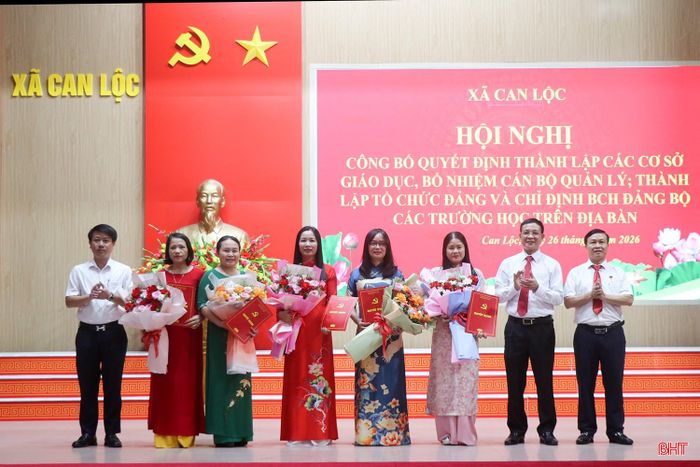 Lãnh đạo xã trao quyết định bổ nhiệm Hiệu trưởng, Phó Hiệu trưởng Trường Tiểu học Can Lộc.