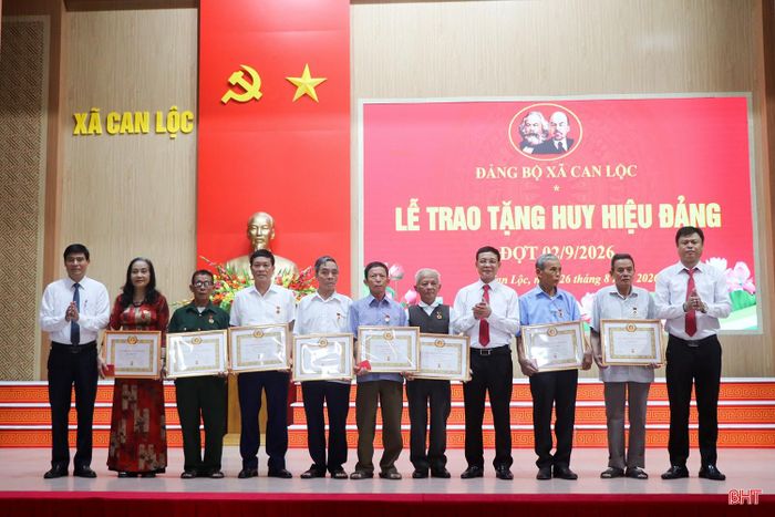 Lãnh đạo xã Can Lộc trao Huy hiệu Đảng cho các đảng viên 55 năm tuổi Đảng.