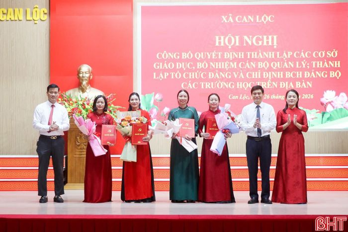 Lãnh đạo xã trao quyết định bổ nhiệm Hiệu trưởng, Phó Hiệu trưởng Trường Mầm non Can Lộc.