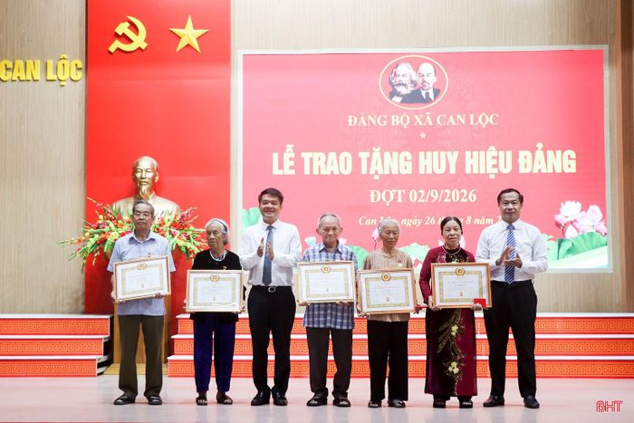 Đồng chí Trần Nhật Tân - Ủy viên Ban Thường vụ Tỉnh ủy, Trưởng ban Nội chính Tỉnh ủy, lãnh đạo xã Can Lộc trao Huy hiệu 60 năm tuổi Đảng cho các đảng viên.