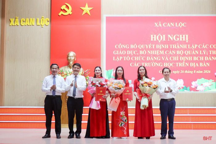 Đồng chí Trần Nhật Tân - Ủy viên Ban Thường vụ Tỉnh ủy, Trưởng ban Nội chính Tỉnh ủy, lãnh đạo Sở GD&ĐT, xã Can Lộc trao quyết định thành lập các cơ sở giáo dục sau sáp nhập.
