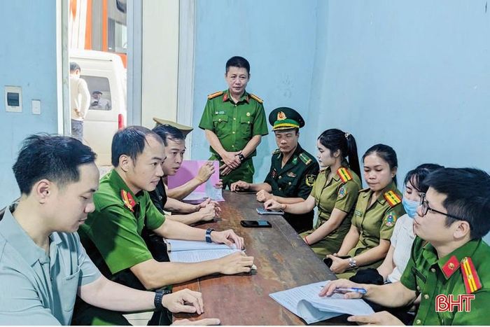 Phòng Cảnh sát hình sự (Công an Hà Tĩnh) phối hợp với lực lượng chức năng nước Cộng hòa Dân chủ Nhân dân Lào, Bộ đội Biên phòng Hà Tĩnh bắt giữ thành công đối tượng truy nã đặc biệt nguy hiểm Hoàng Thuỳ Linh.