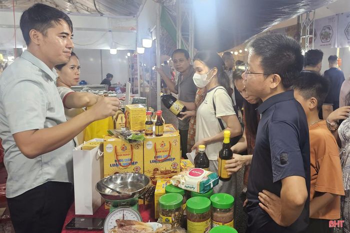 Gian hàng của HTX Thu mua và chế biến thủy hải sản Chiến Thắng luôn đông khách.