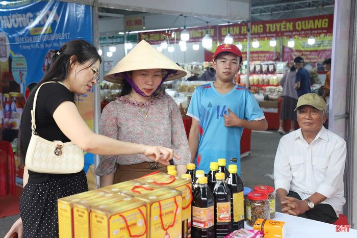 Hội chợ có hơn 10 gian hàng nước mắm truyền thống đến từ các cơ sở trong và ngoài tỉnh.