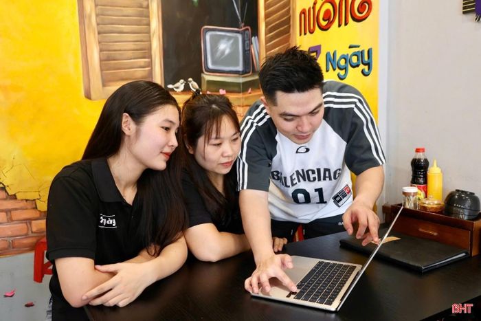 Làm thêm cũng là cơ hội để em Nguyễn Thị Duyên rèn kỹ năng giao tiếp, làm việc nhóm và xử lý tình huống.