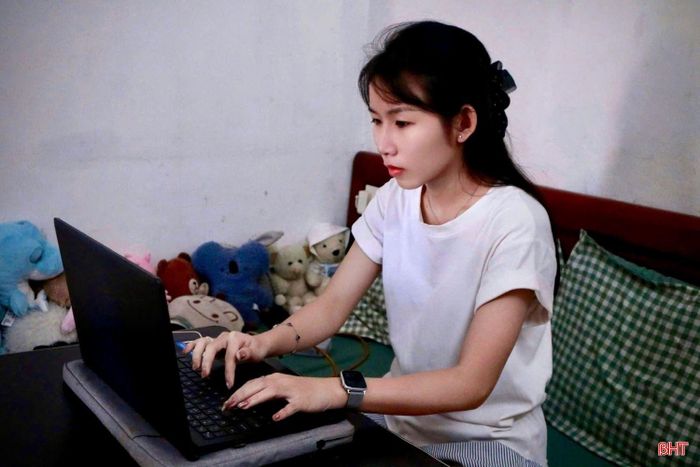Công việc dạy tiếng Trung online giúp Nguyễn Nhật Linh chủ động sắp xếp thời gian, không mất thời gian di chuyển.