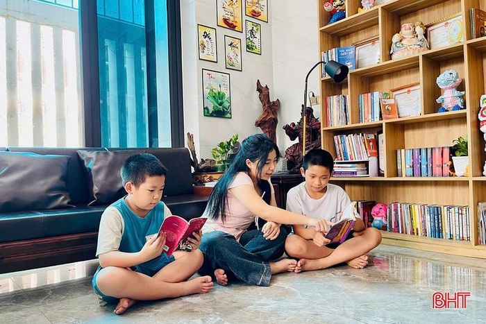 Em Nguyễn Trần Minh Thư cùng các em của mình tự ôn luyện tiếng Anh tại nhà.