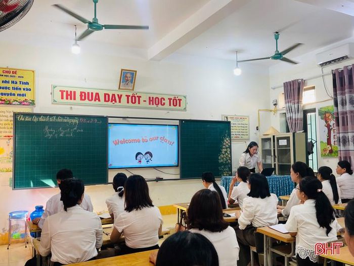 Các chuyên đề, tập huấn giúp đội ngũ giáo viên nâng cao sử dụng tiếng Anh trong từng tiết học.