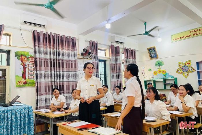  Giáo viên Trường Tiểu học Thạch Long, xã Thạch Hà tập giao tiếp bằng tiếng Anh. 
