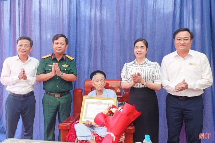 Đại tá Hoàng Xuân Đông - Chỉ huy trưởng Bộ CHQS tỉnh cùng lãnh đạo Ban Tổ chức Tỉnh uỷ và xã Kim Hoa chúc mừng đồng chí Nguyễn Quế.