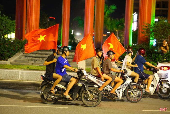 Không khí ăn mừng chiến thắng rộn rã trên nhiều con đường.