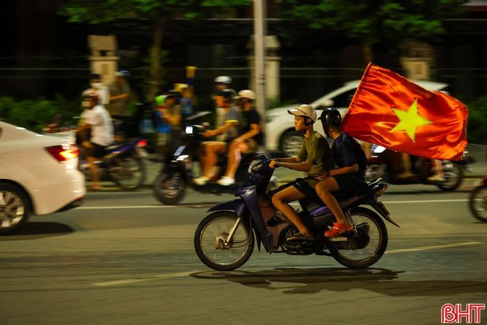 Vòng xuyến quốc lộ 1 giao với đường Phan Đình Phùng và đường Hàm Nghi (phường Thành Sen) kín người sau khi trận đấu kết thúc.