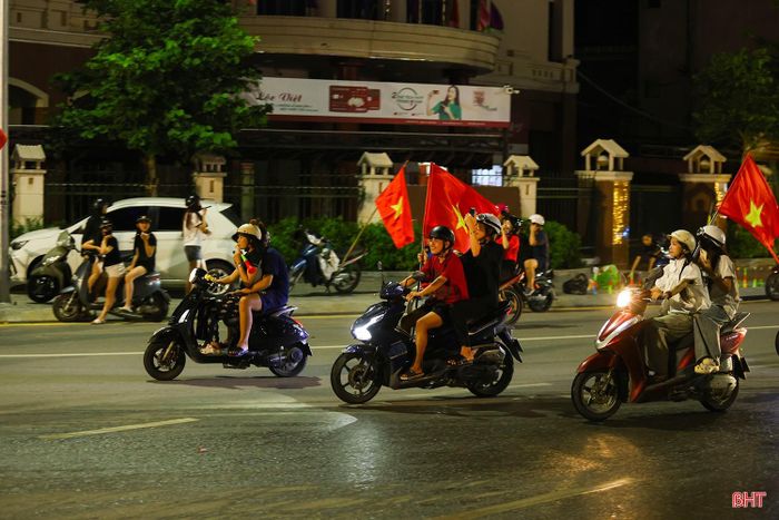 Phấn khích trước chiến thắng của đội nhà, hàng ngàn cổ động viên Hà Tĩnh đã ra đường ăn mừng.