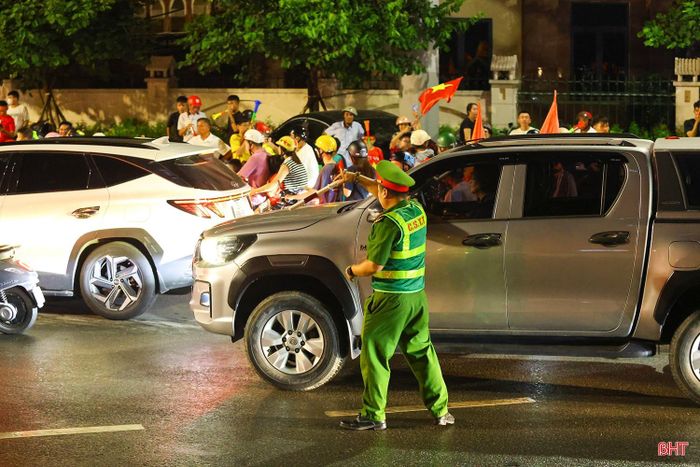 Lực lượng chức năng tổ chức phân luồng giao thông để đảm bảo an toàn.