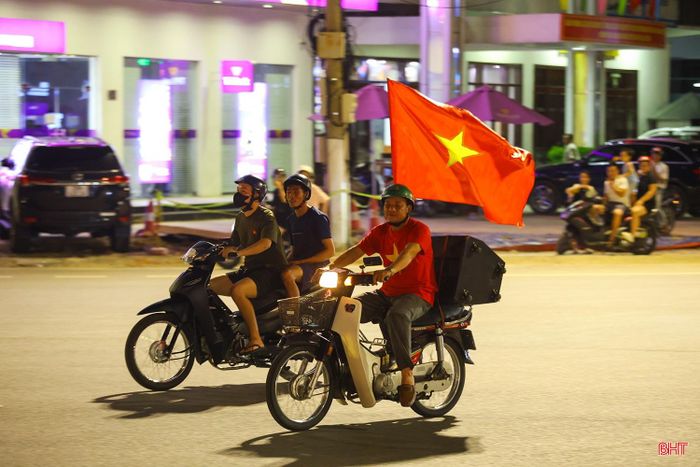 Người dân mang theo cờ Tổ quốc, kèn vuvuzela... ăn mừng chức vô địch của đội tuyển Việt Nam.