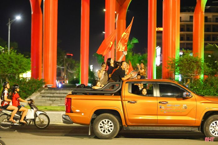 Cổ động viên vỡ òa niềm vui chiến thắng.