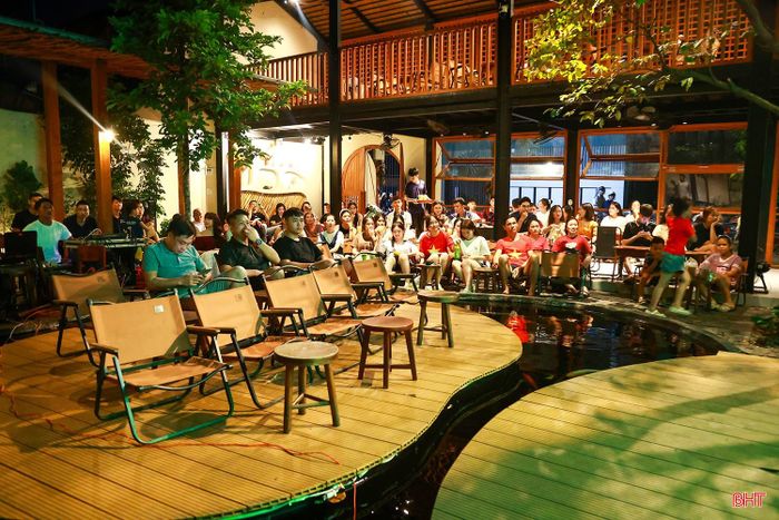 Người hâm mộ Hà Tĩnh tập trung tại các quán cà phê để cổ vũ, "tiếp lửa" cho đội tuyển Việt Nam. Sau 90 phút, đội tuyển quốc gia Việt Nam hoà đối thủ với tỷ số 2-2, chung cuộc đánh bại Thái Lan với tỷ số 4-2 sau 2 lượt trận để lên ngôi vô địch.