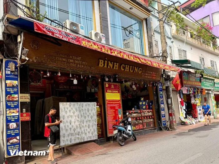 Một xưởng bánh nổi tiếng tại làng nghề. (Ảnh: Vietnam+)