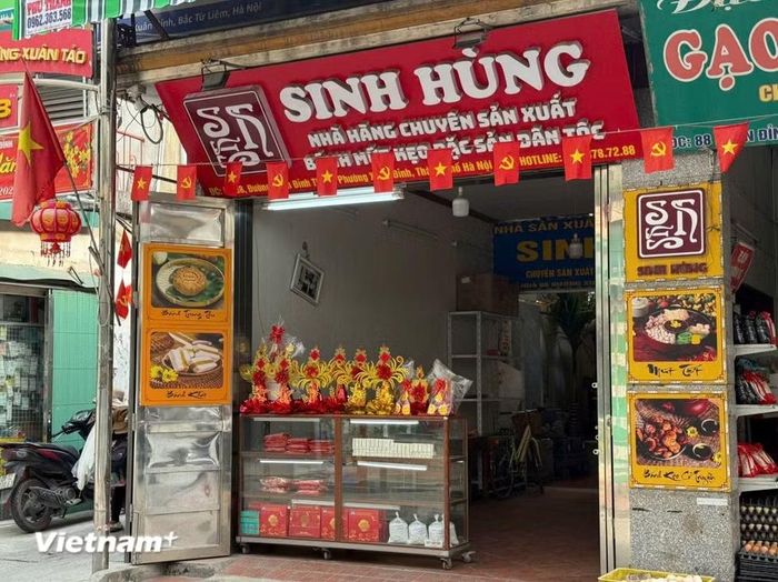 Một hộ sản xuất và kinh doanh sản phẩm bánh mứt kẹo truyền thống tại Làng nghề. (Ảnh: Vietnam+)