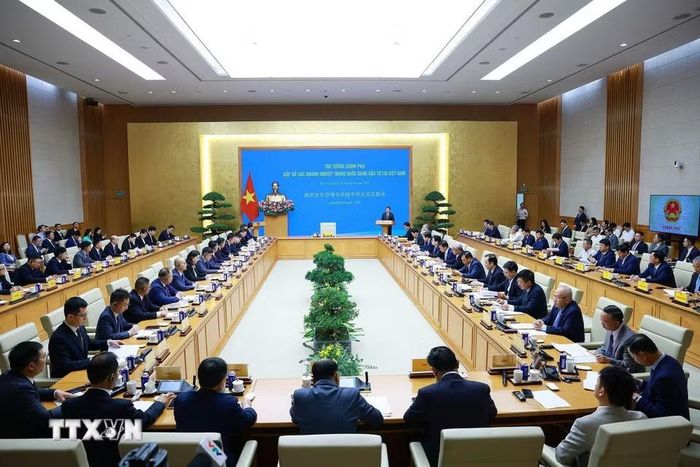 Thủ tướng Lê Minh Hưng gặp các doanh nghiệp Trung Quốc đang đầu tư tại Việt Nam. (Ảnh: Dương Giang/TTXVN)