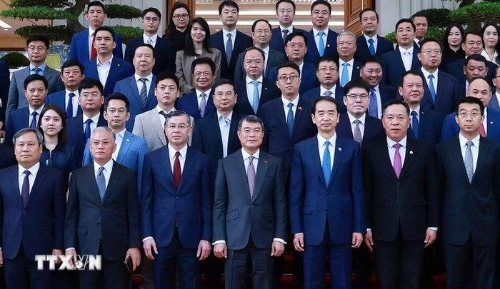 Thủ tướng Lê Minh Hưng với các doanh nghiệp Trung Quốc đang đầu tư tại Việt Nam. (Ảnh: Dương Giang/TTXVN)