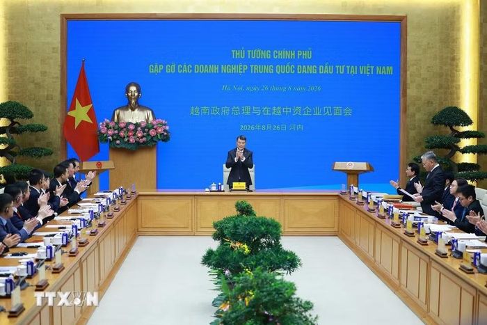 Thủ tướng Lê Minh Hưng gặp các doanh nghiệp Trung Quốc đang đầu tư tại Việt Nam. (Ảnh: Dương Giang/TTXVN)