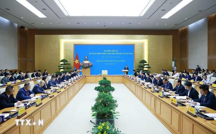 Thủ tướng Lê Minh Hưng gặp các doanh nghiệp Trung Quốc đang đầu tư tại Việt Nam. (Ảnh: Dương Giang/TTXVN)