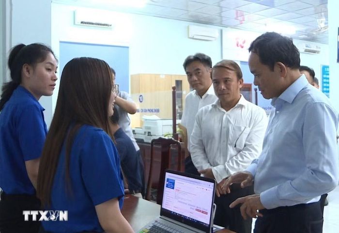 Bí thư Thành ủy Thành phố Hồ Chí Minh Trần Lưu Quang khảo sát Trung tâm Phục vụ hành chính công phường Bình Dương. (Ảnh: Huyền Trang/TTXVN)