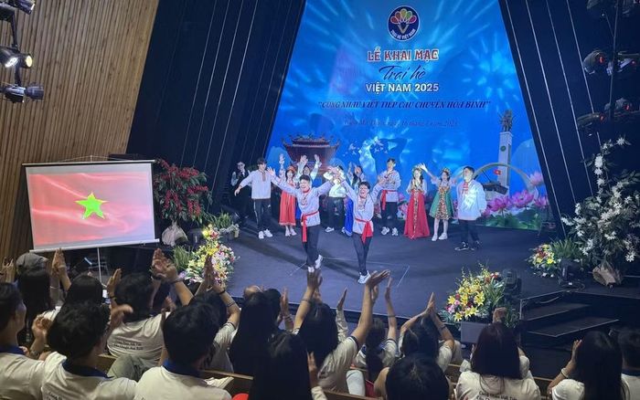 Chương trình “Trại hè Việt Nam 2025” với chủ đề “Cùng nhau viết tiếp câu chuyện hòa bình” quy tụ 110 thanh niên, sinh viên kiều bào đến từ 31 quốc gia và vùng lãnh thổ. (Ảnh: TTXVN)