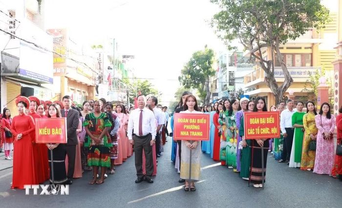 Các tầng lớp nhân dân, kiều bào tham dự lễ dâng hương các vị Vua Hùng tại Khánh Hòa. (Ảnh: Phan Sáu/TTXVN)