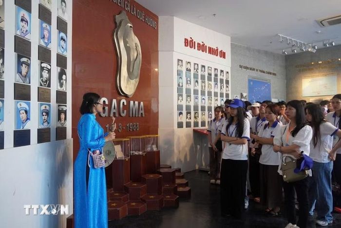Thanh niên kiều bào nghe giới thiệu về sự kiện Gạc Ma và truyền thống đấu tranh bảo vệ chủ quyền biển, đảo Việt Nam. (Ảnh: Đặng Tuấn/TTXVN)