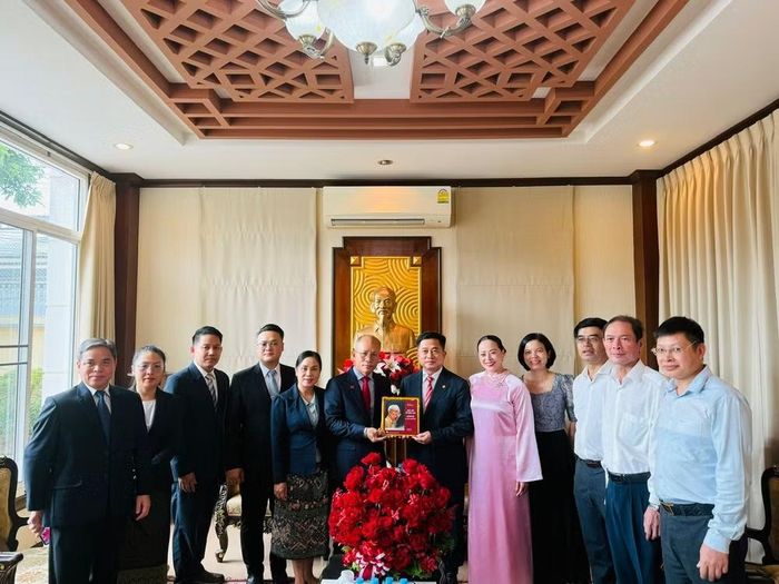 Tổng Lãnh sự Đinh Hoàng Linh trao tặngTổng Lãnh sự Khamphay Phanthongdy cuốn sách “Bác Hồ ở Thái Lan” bản song ngữ Việt – Thái - công trình tâm huyết của Tổng Lãnh sự quán Việt Nam. (Ảnh: PV/Vietnam+)