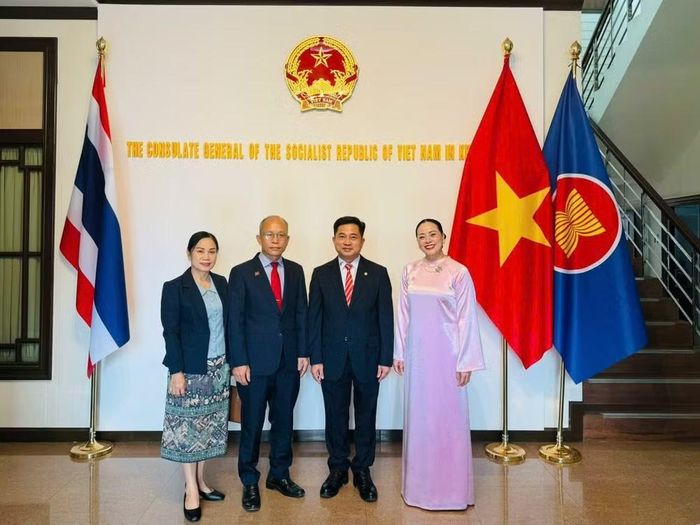 Tổng Lãnh sự Đinh Hoàng Linh (thứ 2, từ phải), Tổng Lãnh sự Khamphay Phanthongdy và các phu nhân. (Ảnh: PV/Vietnam+)