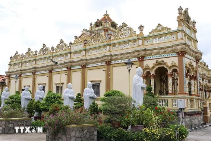 Chùa Vĩnh Tràng (phường Mỹ Phong) là một trong những di tích thu hút đông du khách đến tham quan. (Ảnh: Hồng Thái/TTXVN)